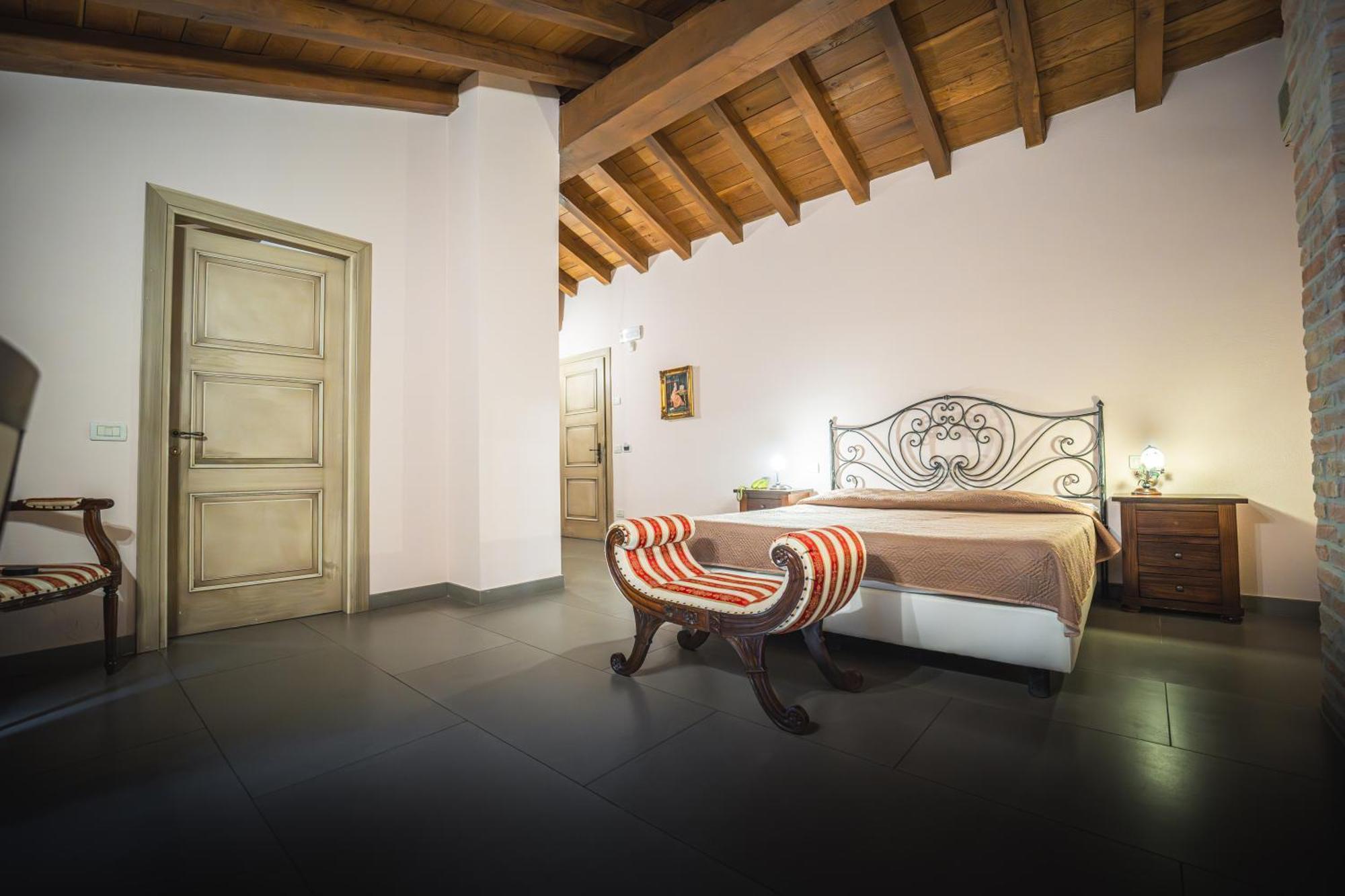Hotel La Tavola Rotonda Cortemaggiore Eksteriør billede