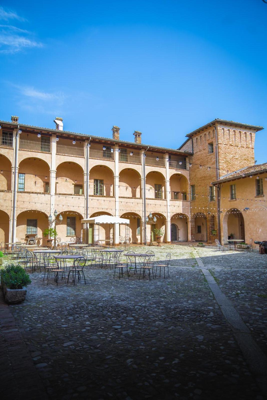 Hotel La Tavola Rotonda Cortemaggiore Eksteriør billede